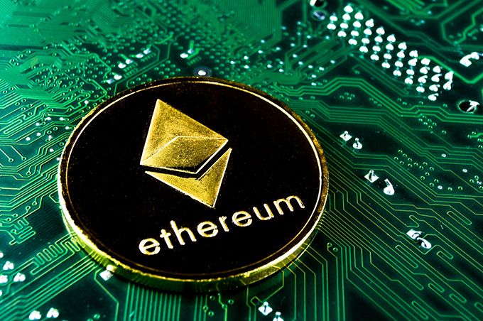 Hvordan investere i Ethereum: Ether-mynt på en datamaskinbrikke.