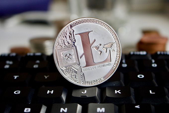 Trebam li kupiti Ethereum: Litecoin na crnoj tipkovnici.