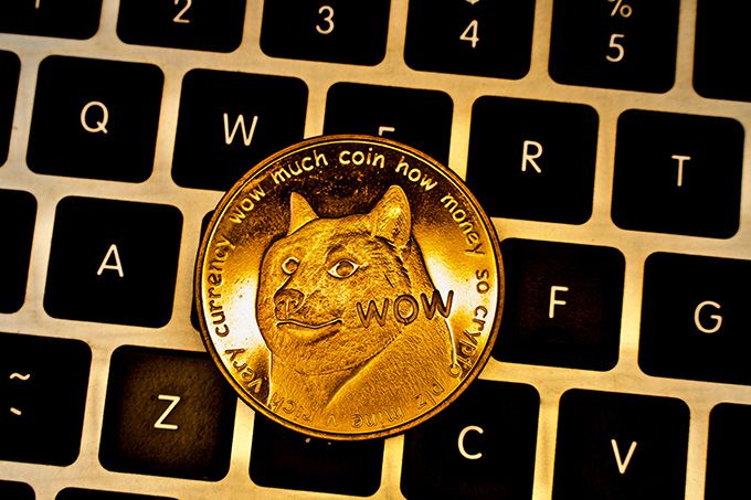 Hva er Dogecoin: en Dogecoin på et tastatur.